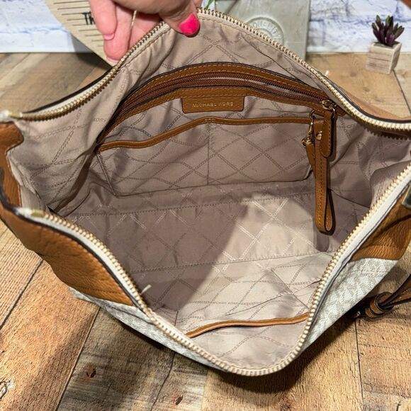 MICHAEL MICHAEL KORS
Signature Aria Large Shoulder Bag - Picture 9 of 14